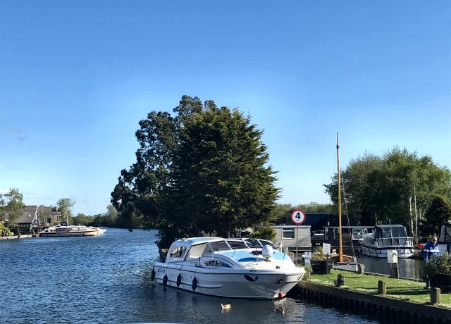 Cheap Norfolk Broads boating holidays
